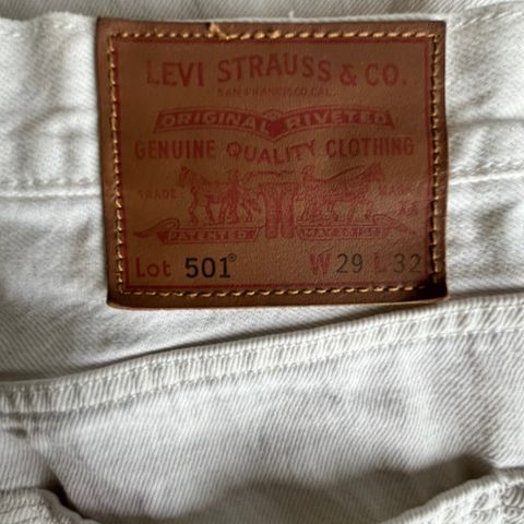 Levi’s 501 i hvit/beige i str 29/32