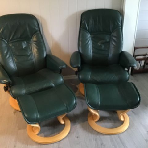 To eldre Stressless stoler med krakker