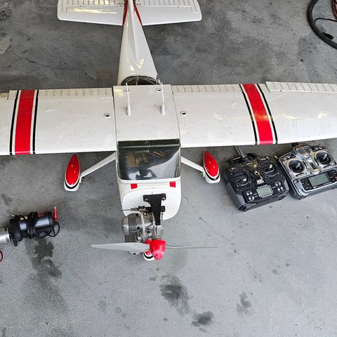 Komplett Cessna med 2 radio, motor, div deler