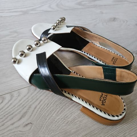 Nydelig Toga Pulla sandals