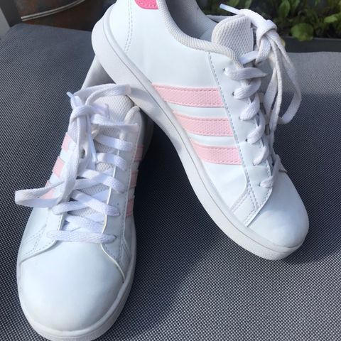 Adidas sko str 33,5💗🤍