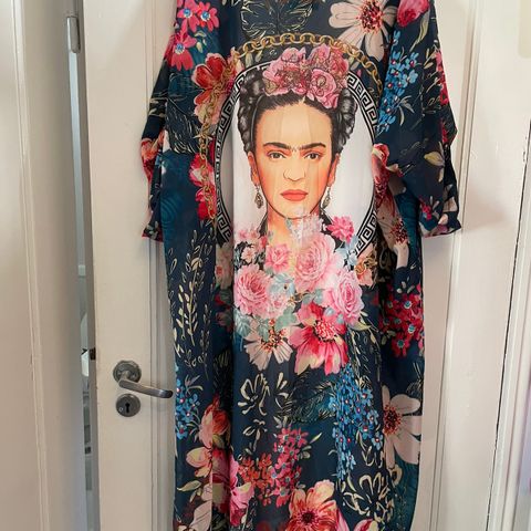 Kimono med motiv av Frida Kahlo