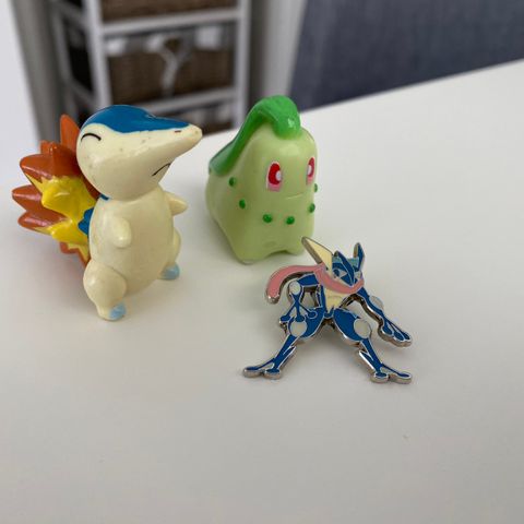 2 stk. Pokémon figurer (2001) + 1 stk. Pokémon pins (2019)