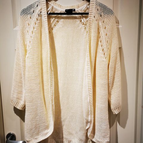 Hvit genser/cardigan fra H&M i størrelse M