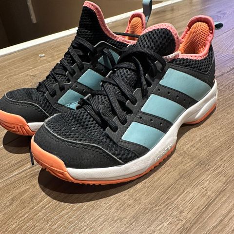 Adidas hallsko