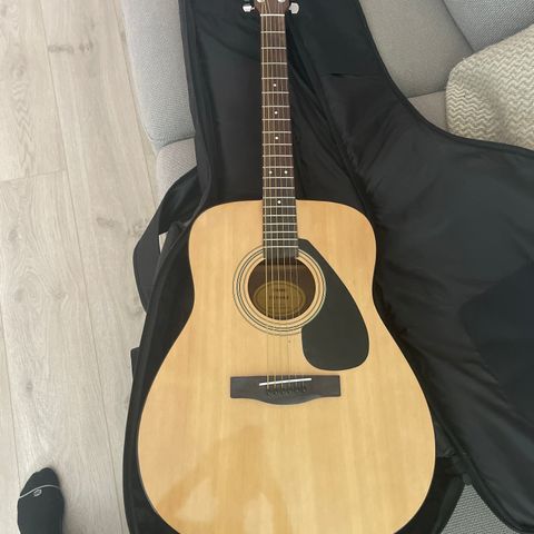 YAMAHA FX310A II Gitar Så vidt brukt Med beholder!