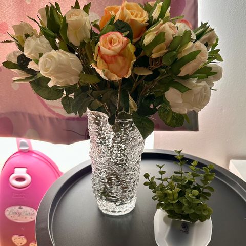 Vase med blomster og lykt fra Magnor og plante