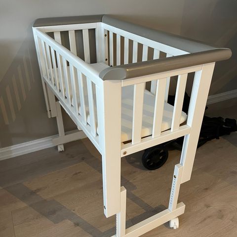 Troll bedside crib med lite brukt madrass