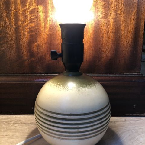 Litt retro bordlampe med sokkel i dreid tre