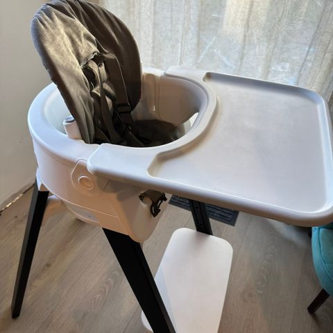 Stokke steps med babysete og brett.