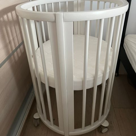 Komplett seng, Stokke Mini V3, White, inkl. bed extensions og madrass