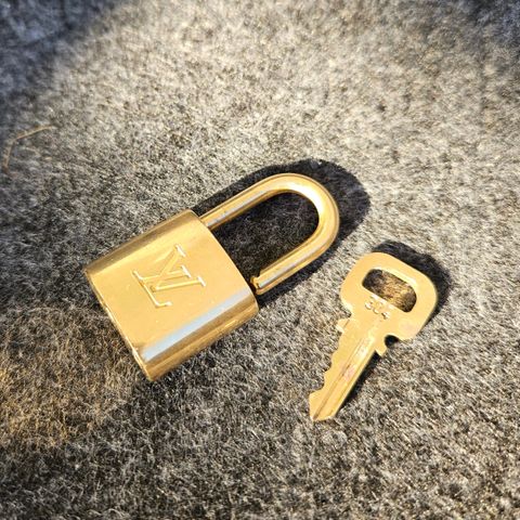 Louis Vuitton padlock and key - LV hengelås