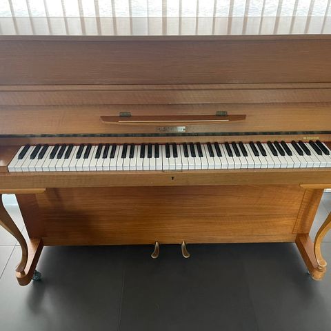 L. Schmidt piano