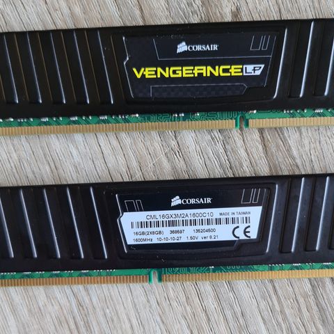 DDR3 Corsair Vengeance 16GB kit(2 x 8 GB)