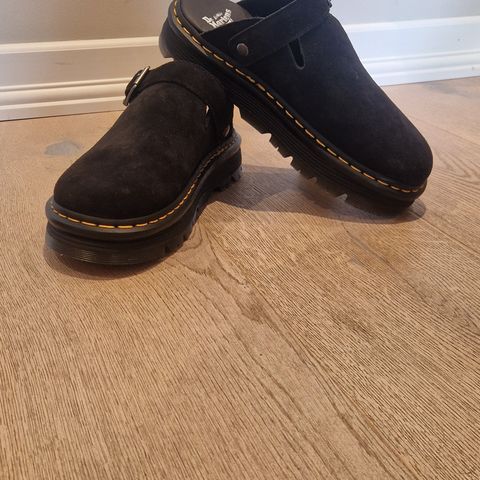 Dr. Martens zebzag mule