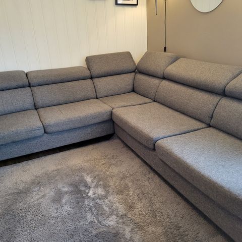 Pent brukt sofa.