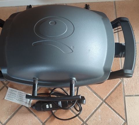 Flott elektrisk grill Weber Q1400 med trekk/regntrekk