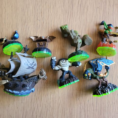 Lot med Skylandersfigurer