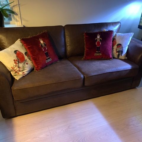 3 seter brun sofa.