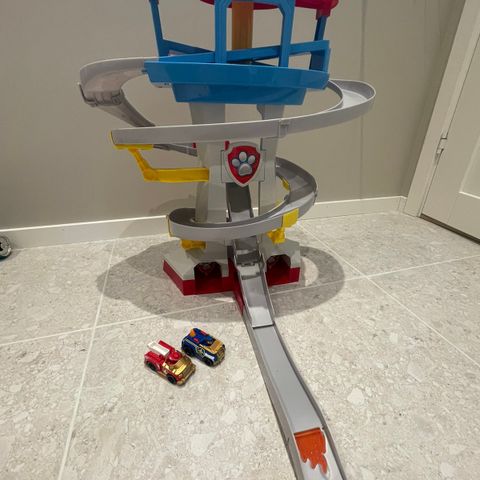 Paw Patrol tårn med 2 biler