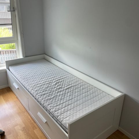 Ikea Brimnes seng 80x200 selges - Uttrekkbar