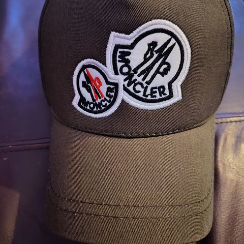 Moncler "B" Caps i et sykt fet design ☠️⭐☠️