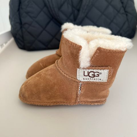 Baby Uggs størrelse M. 12-18 mnd