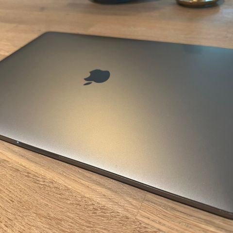 MacBook Pro 2019 mod, 2,3 GHz Intel i9, 16 GB DDR4 minne, 512 GB lagring