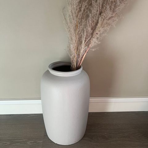 Stor beige vase med strå