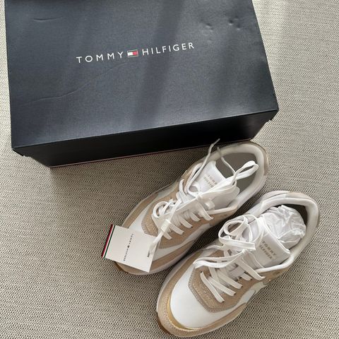 Helt nye Tommy Hilfiger sneakers str 39