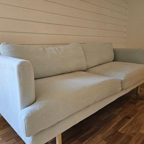 Lyse grønn sofa i lin