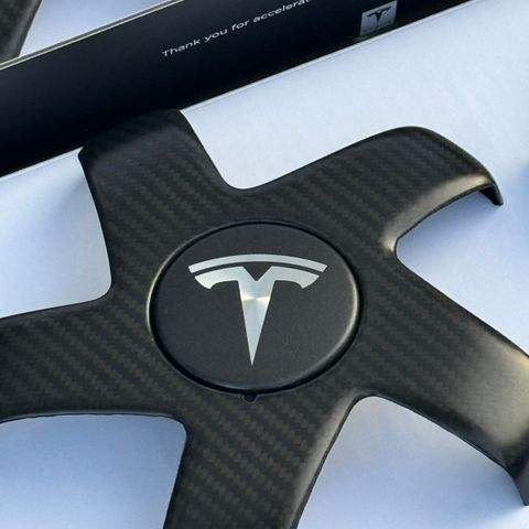 Tesla Model 3 hjulkapselsett av karbonfiber