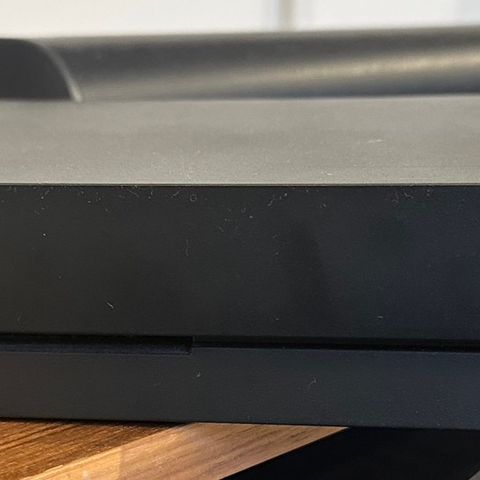 Xbox One X med HDMI og en håndkontroll