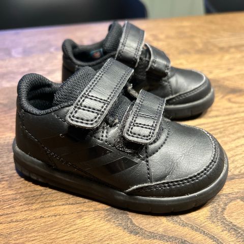 Lette sneakers fra Adidas str 21 - såvidt brukt