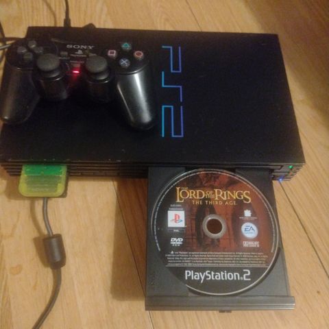 PlayStation 2 med 1 håndkontroll og Lord of the rings spill selges billig