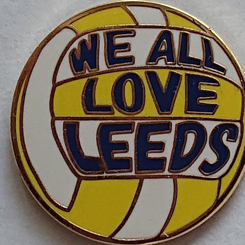 We all love Leeds United pins selges