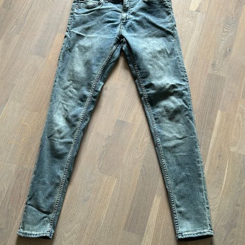 Pent brukt Cheap Monday jeans str 30/31 selges