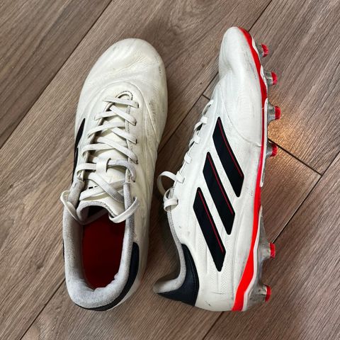 Adidas fotballsko str 42 2/3