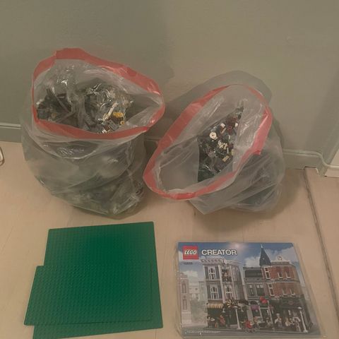 LEGO 10255 Assembly Square