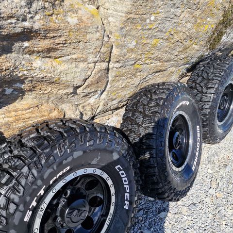 315/75r16 Cooper Discoverer med MT felger