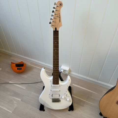 Yamaha Pacifica 012 hvit selges