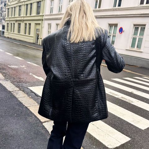 SKINNJAKKE BLAZER (ny!) med markerte skuldre