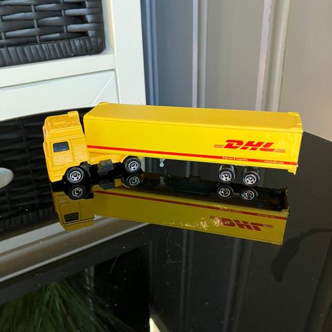 DHL  bil  og trailer