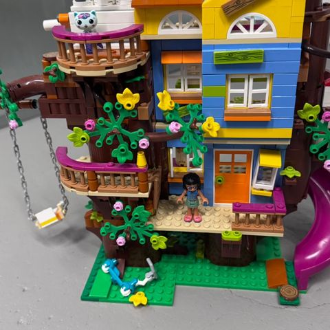 Lego friends trehytte