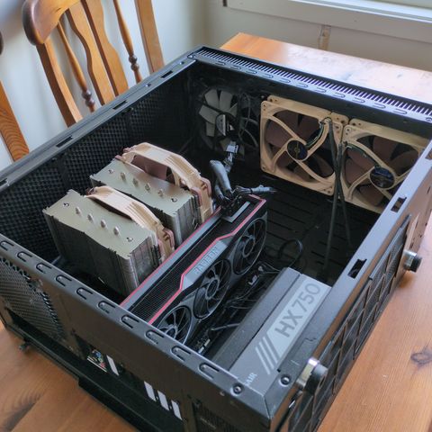 5800X, 6800 XT og 32GB RAM gaming pc