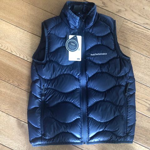 Ny og ubrukt Peak Performance Summer down vest junior str 150