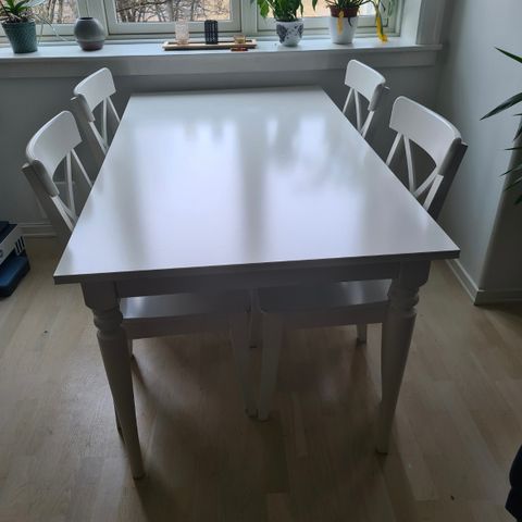 IKEA Ingatorp spisebord med 4 stoler (opptil 6 pers.) selges