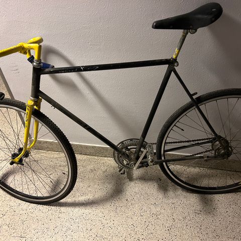 Fixie sykkel med noe oppussingsbehov