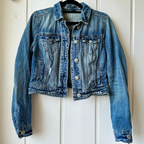 Cropped denimjakke med distressed look