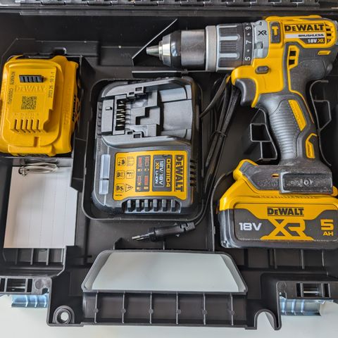 Drill: DeWalt DCD796P2 (2x5Ah)